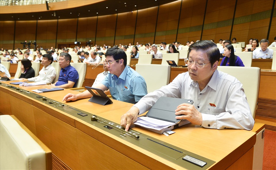 Các đại biểu Quốc hội Đoàn ĐBQH tỉnh Lâm Đồng biểu quyết bằng hệ thống điện tử